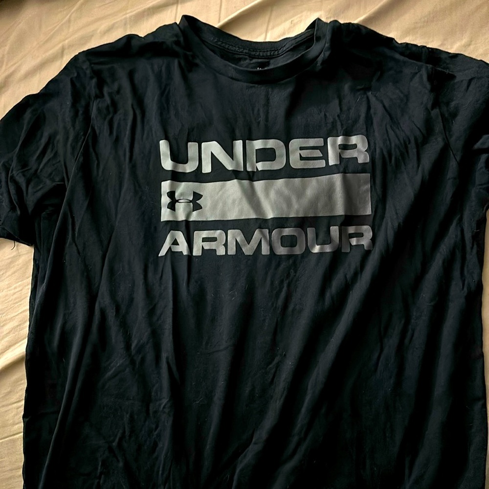 Black under armor tee